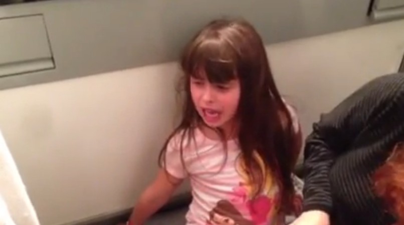 Little girl toughs-out splinter removal by singing Frozen song