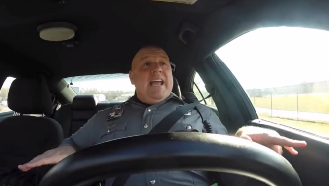 Police Officer recorded while singing Taylor Swift’s ‘Shake it Off’